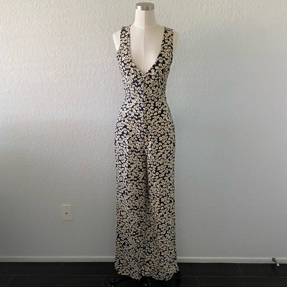 [NWT PRIVACY PLEASE] FLORAL ROMPER - Picture 2 of 10